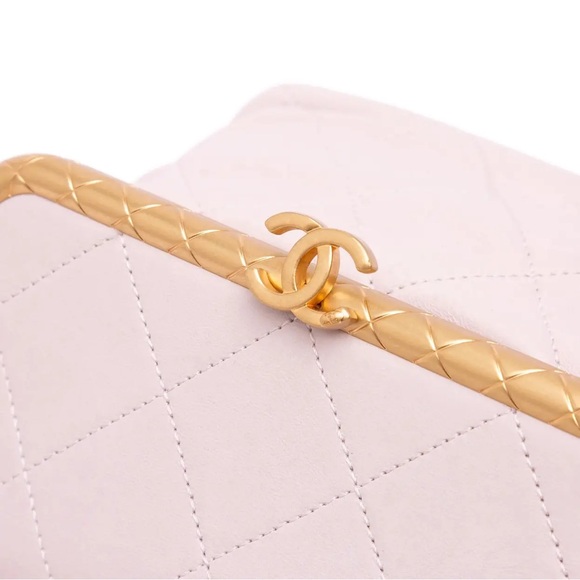 Elegant Chanel Bag - Picture 7 of 9